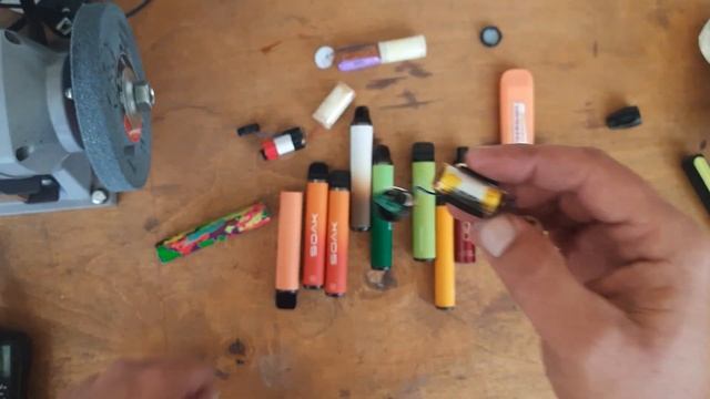 Из чего состоит электронная сигарета. Разбор одноразок. смотреть онлайн