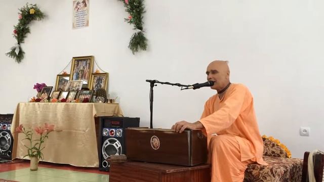 Сварупа Дамодара Прабху - баджан Джая Радха Мадхава г. Житомир смотреть онлайн