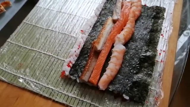 Как приготовить ролл рисом наружу смотреть онлайн