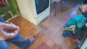 Рома и Саня вырезают отверстие в ленолиуме, под люк погреба.