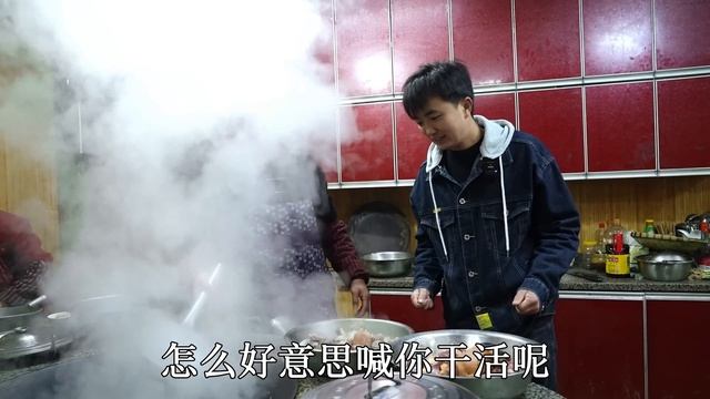 【农村四哥】老表来做客，四哥抓15斤大鹅，两家人再聚首，美食摆满桌 смотреть онлайн