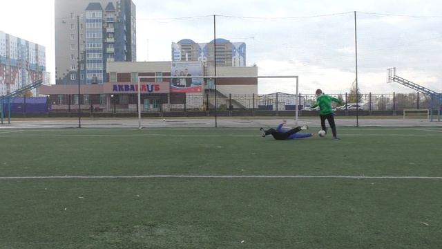 КТО ИЗ НАС БОЛЬШЕ ПОХОЖ НА ФУТБОЛИСТА? | ЧЕЛЛЕНДЖ 1Х1 смотреть онлайн