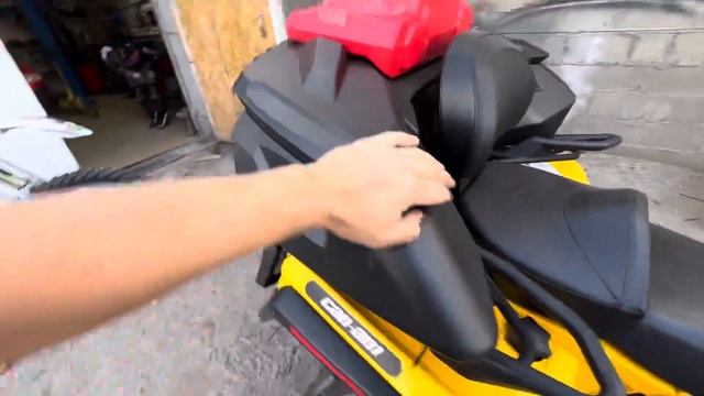 Кофр Tesseract с канистрой на BRP Can Am Outlander 800 G1 смотреть онлайн