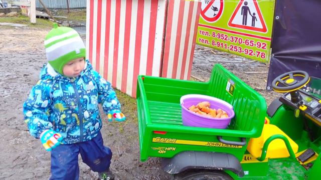 На машинки mini jeep малыш едет на ферму кормить животных смотреть онлайн