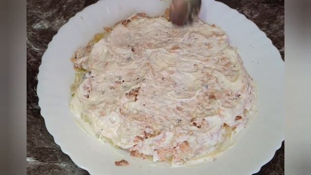 Салат из консервированного( лосося )с ГРИБАМИ . Лёгкий и вкусный салат. Новинка 2021 смотреть онлайн