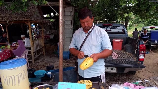 Как чистить ананас. Мастер-класс от жителя Тайланда. How to clean a pineapple смотреть онлайн