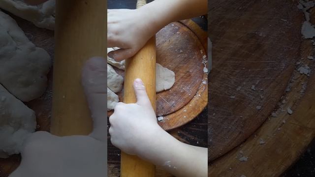 Я стряпаю пирожки с шоколадной начинкой пока мама работает смотреть онлайн