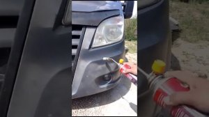 Друган обновляет бампер простой горелкой