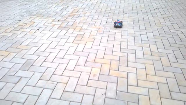 RC автомобиль из старого LEGO и отладочных плат. Испытание на улице смотреть онлайн