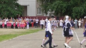 Торжественный выход выпускников 2019 на линейку
