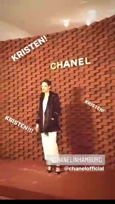 Кристен на показе Chanel - 06/12/17 смотреть онлайн