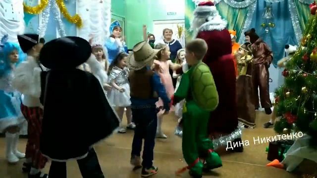 Зажигательные танцы ?. Новогодний утренник в детском саду. смотреть онлайн