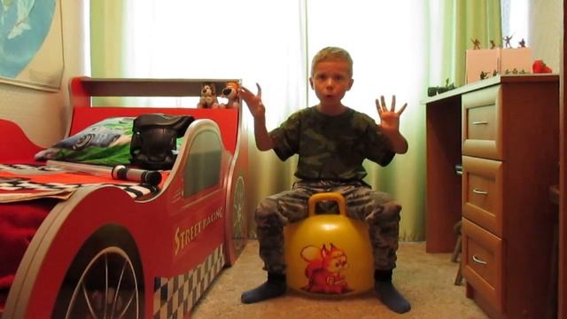 В этом видео Женя читает стих " Игра в солдатики" смотреть онлайн