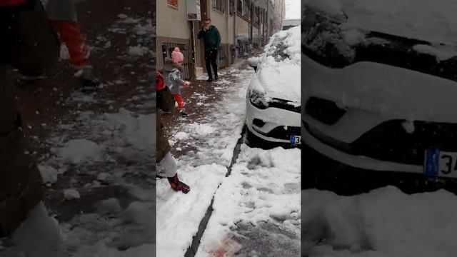 Сенсация в Стамбуле!!! За 4 года в Стамбуле первый раз выпало много снега!!! смотреть онлайн