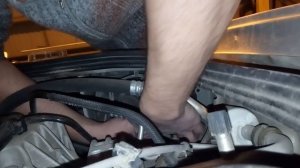 Замена лампы ближнего света Рено Дастер (правая)