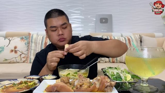 Lần Đầu Tiên Xuất Hiện Tô Bún Giò Heo Với Cục Giò Size Siêu Khủng Cắn Một Phát Là Ngập Mồm смотреть онлайн