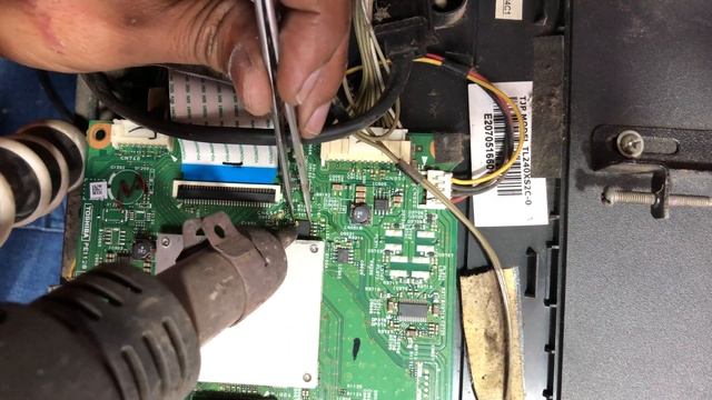 toshiba led tv display problem || toshiba 24p2305ze EEPROM Program смотреть онлайн