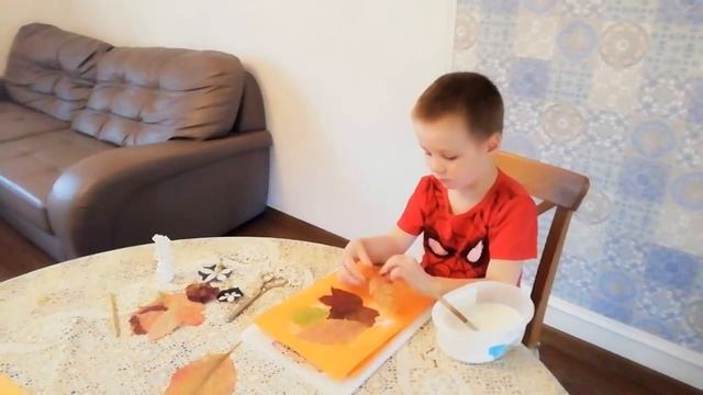 Осенняя поделка для детского сада и школы / аппликация из сушеных листьев и цветов / DIY смотреть онлайн