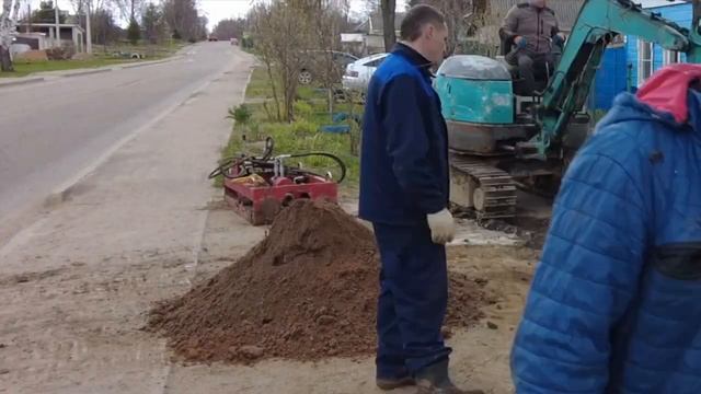 Копал яму экскаватором. Засыпало паренька заживо! Слабонервным не смотреть! смотреть онлайн