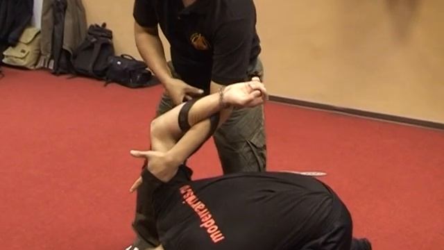 Использование ПОДРУЧНЫХ средств при ЗАЩИТЕ от ножа. смотреть онлайн