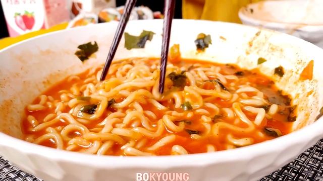 ASMR 원칩 먹고 응급실 실려간 후 두 번 다시 이런 거 안 먹으려고 했는데... 불마왕 맛이 궁금하다. ㅋ 그래도 라면이니까~ MUKBANG смотреть онлайн
