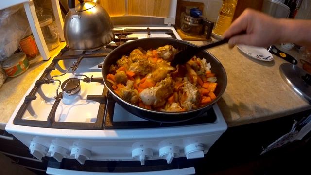 Кролик тушеный с луком и морковью на сковороде смотреть онлайн