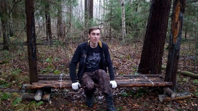 Строю лагерь в лесу. Нашел место. Начинаю обустраивать территорию. смотреть онлайн