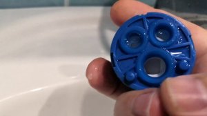 Шумит вода в кране