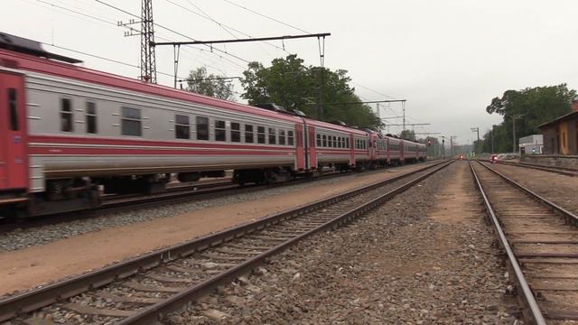 Дизель-поезд ДР1АЦ-290+185 на ст. Лиелварде / DR1AC-290+185 DMU at Lielvarde station смотреть онлайн