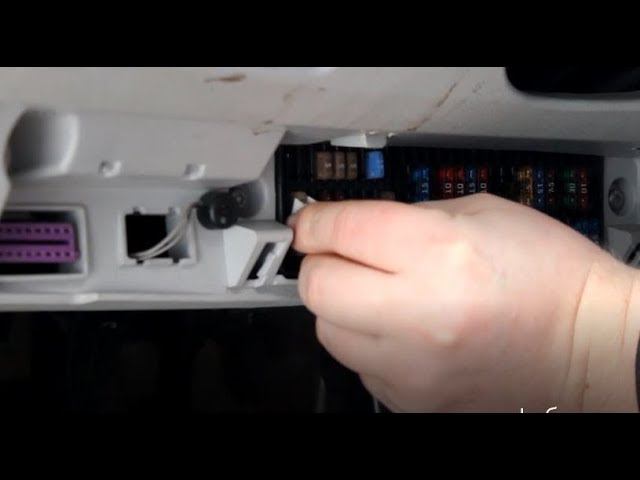 Замена предохранителя №9 панели управления отопителем в Шкода Фабия смотреть онлайн