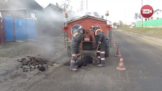 В Слониме начался ямочный ремонт. В первую очередь залатают дырки... смотреть онлайн