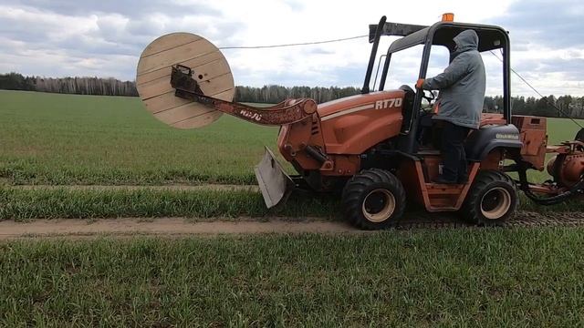 Укладка кабеля кабелеукладчиком Ditch Witch. Работа по укладке кабеля. смотреть онлайн