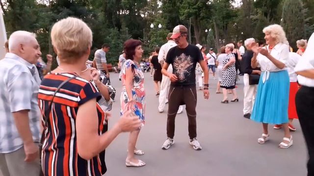 НЕСЕ ГАЛЯ ВОДУ, КОРОМЫСЛО ГНЕТЬСЯ!???/ТАНЦЫ В ПАРКЕ ГОРЬКОГО ХАРЬКОВ АВГУСТ 2021 смотреть онлайн