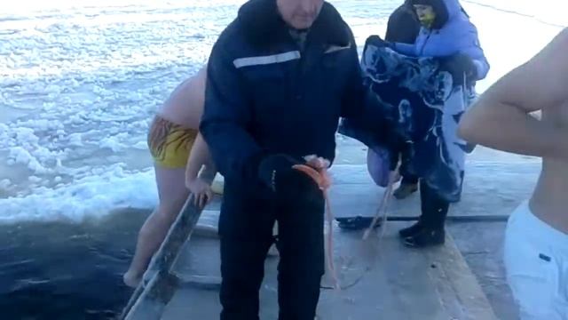Купание в мороз -20 смотреть онлайн