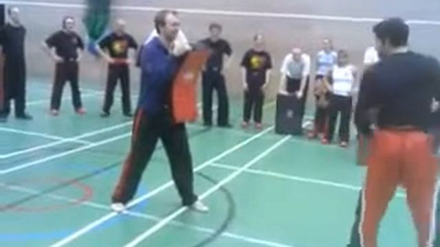 Скотт Эдкинс удар ногой смотреть онлайн