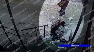 В Шахунье тяжелая глыба льда упала на головы двум школьникам