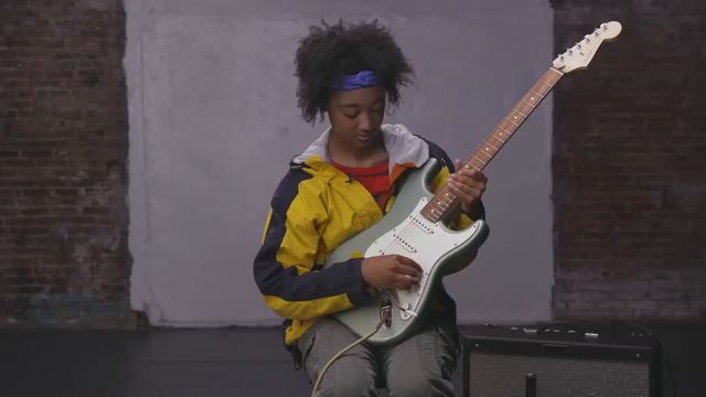 Melanie Faye Demos The Player Series Stratocaster® Fender смотреть онлайн