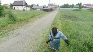 Обкос травы триммерами вдоль дорог. Покос травы в Новосибирске.