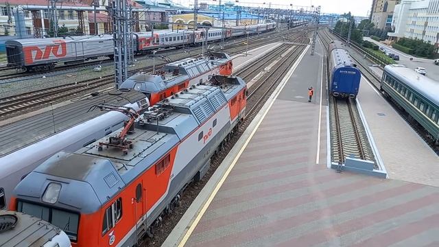 ЭП2К-304 отправляется со станции Омск-Пассажирский с поездом №249 Новокузнецк-Адлер.