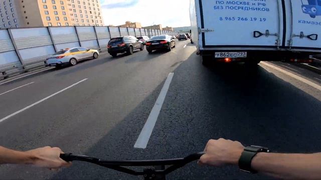 Без тормозов по шоссе в плотном траффике на БМХ от первого лица | MSK BMX RIDING смотреть онлайн