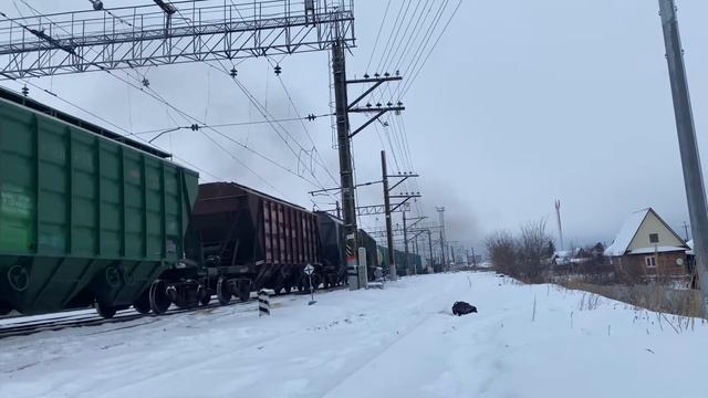 2ТЭ10М-0900 с грузовым поездом отправляется со станции Карламан смотреть онлайн