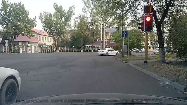 Поворот со второго ряда и перестроение без поворотника смотреть онлайн