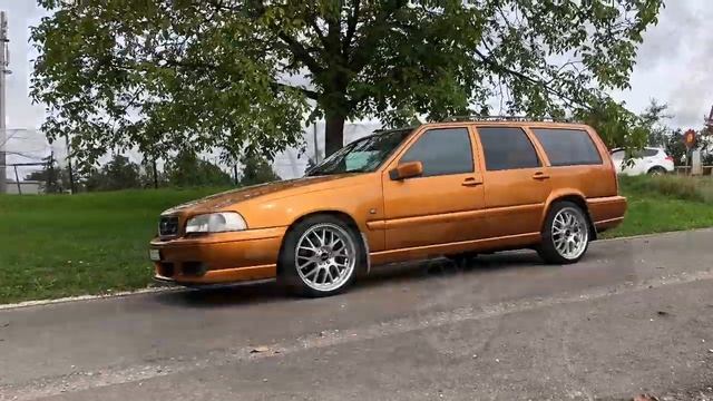 Volvo V70 R AWD Saffron
