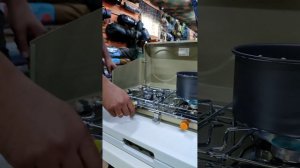 Невероятно мощная портативная кемпинговая двух конфорочная газовая плита! Тестируем прямо в магазин