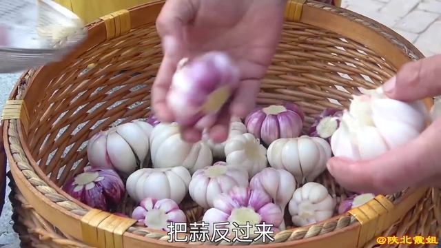【陕北霞姐】镇子赶集买10斤大蒜，霞姐教糖蒜腌制方法，吃面来两瓣猛香了！ смотреть онлайн