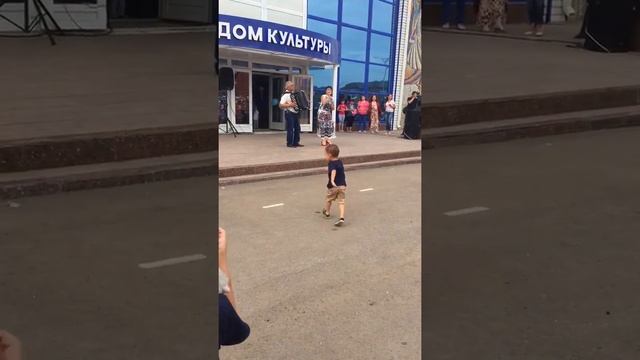 Открытие детской площадки в с.Бураево Фарида и Роберт Тимербаевы смотреть онлайн