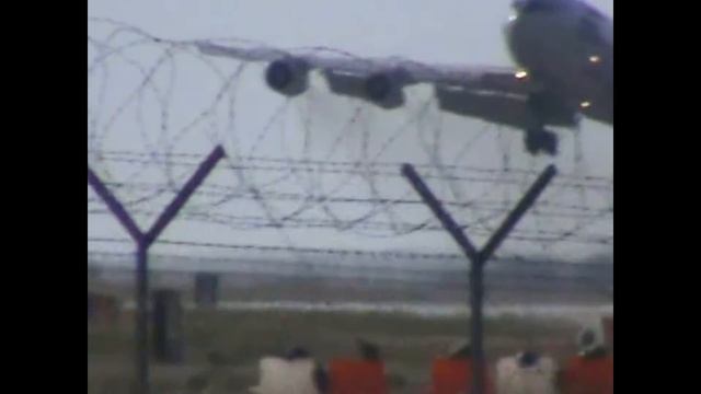 Boeing E-3 Sentry AWACS low pass at Brindisi Airport смотреть онлайн
