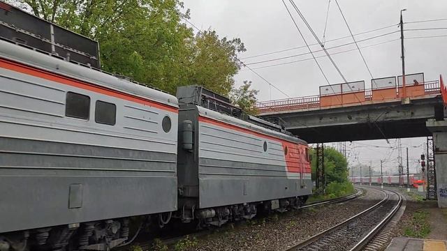Электровоз ВЛ10У-747 с перегоняемым ВЛ10К-1721 следуют по станции Воскресенск. смотреть онлайн
