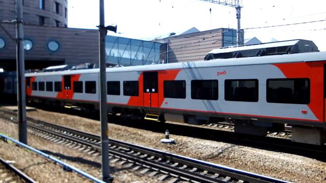 Тепловоз ТЭП70Бс везет Электропоезд ЛАСТОЧКУ из ТЧ-20 в ТЧ-10 через Ладожский вокзал СПБ смотреть онлайн
