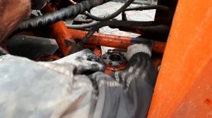 Раскатил погрузчик пополам.